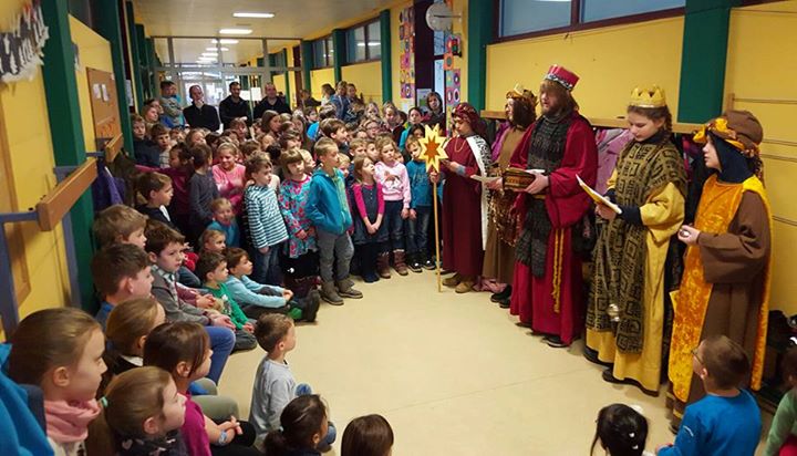 Pünklich zum Dreikönigsfest besuchten auch uns heute die Sternsinger der Gemeind…