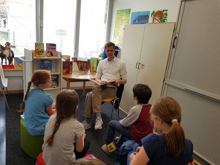 In der Waldgrundschule Hohen Neuendorf ist jeden Donnerstag Vorlesetag mit einem…