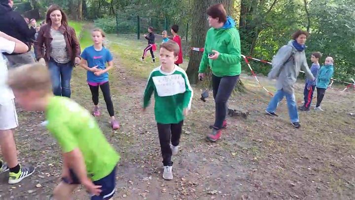 Impressionen vom Crosslauf: Start und Zieleinlauf der 4. Klassen