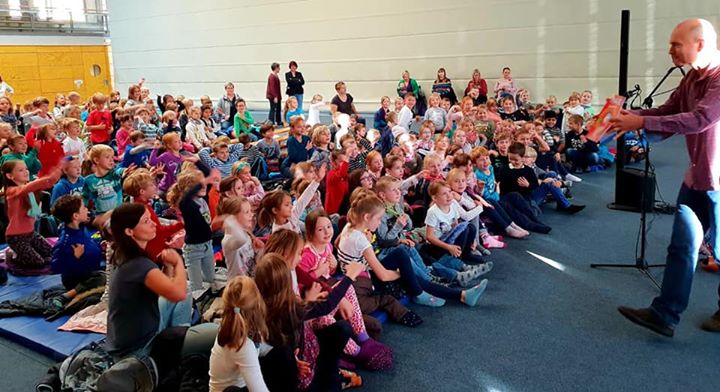 Oliver Steller verzaubert Waldgrundschüler

„Zugabe, Zugabe!“ schallte es am Mit…