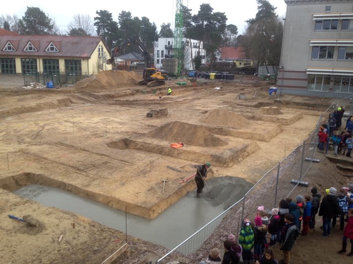 Der erste Beton!
Und weiter geht es mit unserem Anbau: Heute wurde damit begonne…