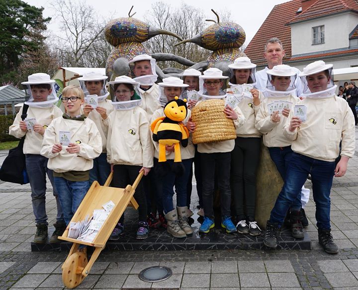 Einsatz unserer Schul-Imkerei:Am heutigen Aktionstag -Hohen Neuendorf blüht auf-…