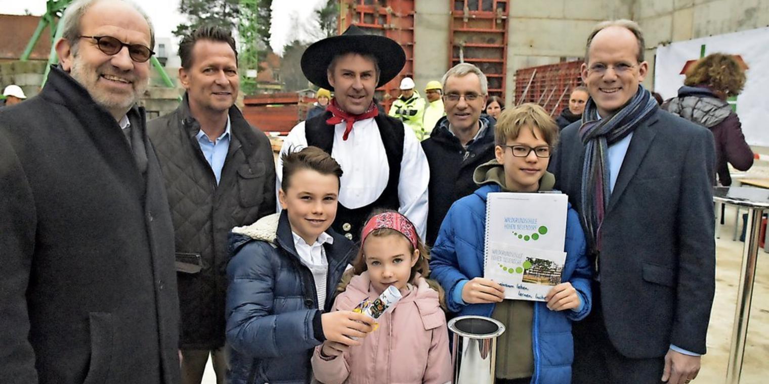 Kinder legen den Grundstein für Schulanbau