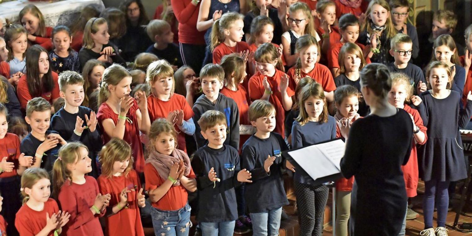 Waldgrundschule: 120 kleine Chorsänger begeistern mit Hit von Mark Forster