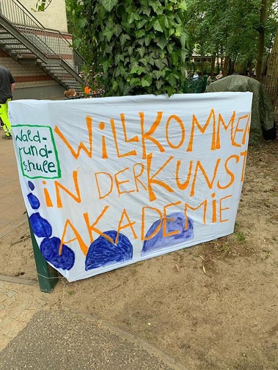 Kunterbunte Kunstakademie Waldgrundschule

Unsere Schule verwandelte sich am Fre…